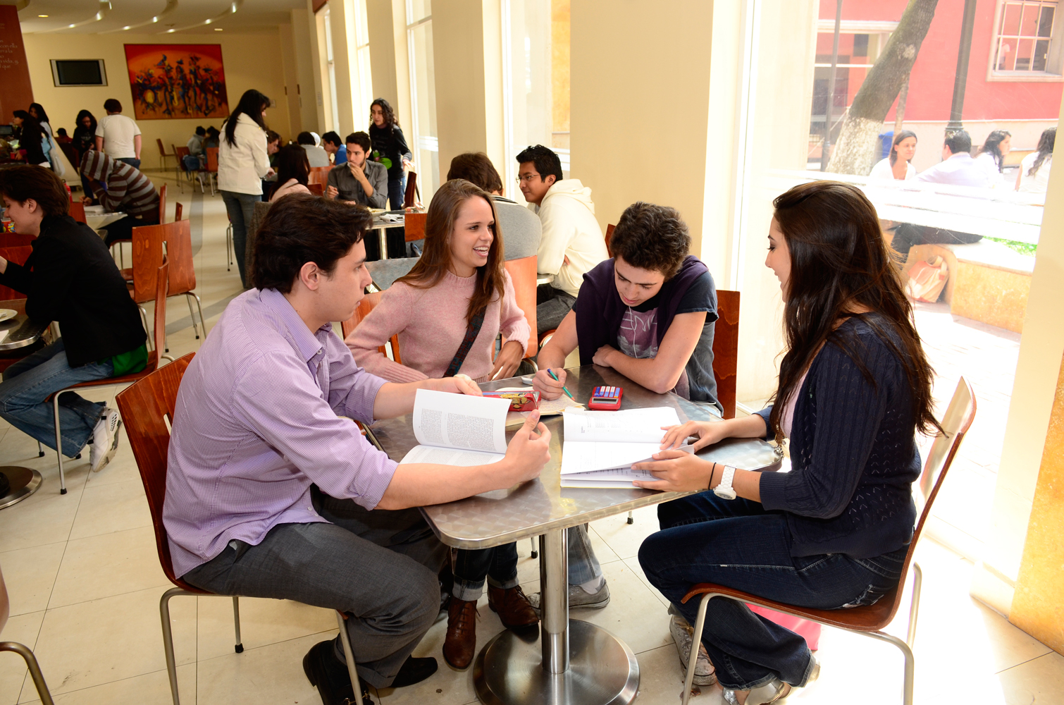 Alumnos en cafetería, ITAM, campus Río Hondo